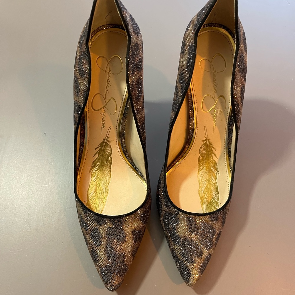 Jessica Simpson Black and Gold Heels with Elegant Design